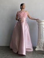 فستان ناعم بلمسات من الريش