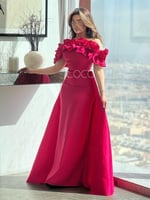 فستان فوشي عاري الكتف بلمسات ورود