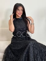 فستان اسود بياقة عالية