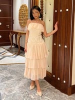 فستان ناعم عاري الكتف بطبقات