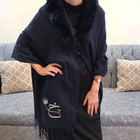 شال صوف بأطراف فرو