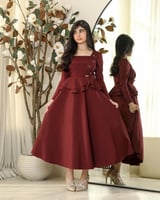 فستان بورغندي انيق بـ تفاصيل فراشات