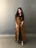 عباية كريب لون جملي مع تطريز ورود مخمل