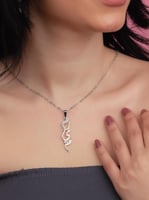 قلادة لؤلؤ فضية