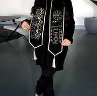 وشاح التأسيس متوفر للكبار/والصغار