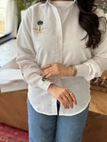 قميص كتان بتطريز شعار سيفين ونخلة