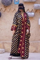 بشت اسود معا ياقه عنابي متزين بهوية يوم التاسيس