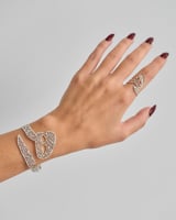 اسواره بتصميم الخط العربي مطلي بالذهب