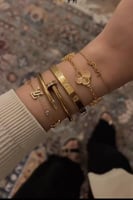 تصميم راقٍ لمجموعة أساور فضية تضفي لمسة من الأناقة