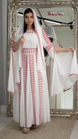 ابيض تطريز احمر