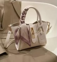 شنطة جلد أوف وايت