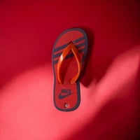 مغناطيس شبشب نايك احمر