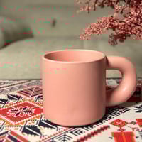 كوب وردي بمسكة