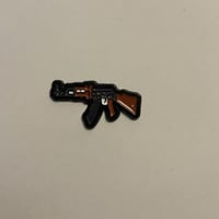 ملصقات معدنية وراء كل امراءة