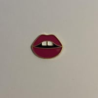 ملصقات معدنية شفايف