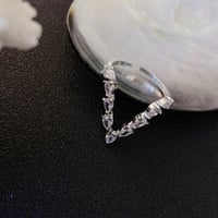 خاتم V مرصع بالزركون