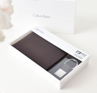 طقم محفظة وميدالية ماركة كالفن كلاين