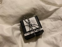 سلسال العين الزرقاء والوردية