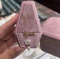 بروش بالاسم مع ورده وحبه لولو