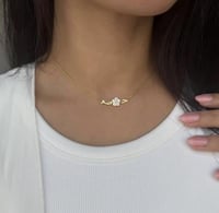 سلسال بالاسم مطلي ذهب مع ورده صدف طبيعي