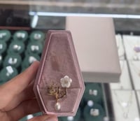 بروش مطلي ذهب مع ورده صدف