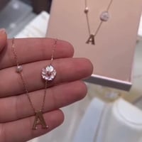 سلسال حرف مع ورده صدف مطلي ذهب