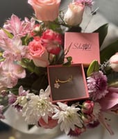 بروش بالاسم مطلي ذهب مع ورده صدف طبيعي بخط فارسي