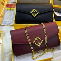 شنطه بحرف f حجم وسط