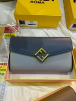 شنطه بحرف f حجم وسط