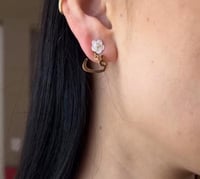 حلق ورده صدف مع حرف