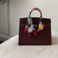 سيسلي برغندي لامع