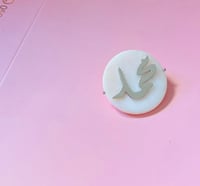 بروش بالاسم مع صدف ابيض دائرى