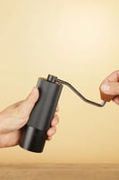 طاحونة يدوية اسود مقبض خشب