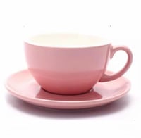 كوب لاتيه وردي