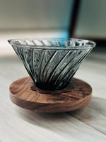 قمع زجاج قاعدة خشب داكن 02