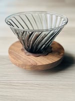 قمع زجاج قاعدة خشب داكن 02