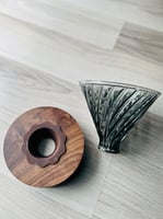 قمع زجاج قاعدة خشب داكن 02