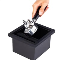 صندوق مهملات مكشوف وسط