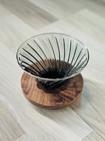 قمع زجاج قاعدة خشب داكن 02