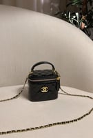 شانيل ميني فانيتي لامع