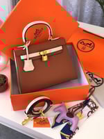 شنط كايلي وسط