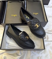 حذاء شانيل كلاسيكي نادر