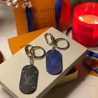 ميدالية لويس فيتون مع الملحقات