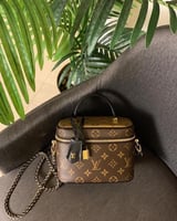 شنطة لويس فيتون مكياج