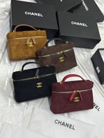 شنطة شانيل مكياج مخمل