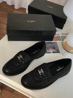 حذاء شانيل كلاسيكي نادر