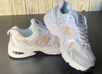 حذاء نيو بالانس 530 ابيض و وردي ماستر