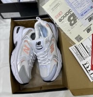 حذاء نيو بالانس 530 ابيض و وردي ماستر