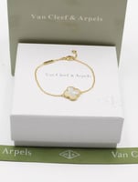 اسوارة فان كليف وردة واحده مع الملحقات