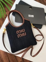 شنطة ميو ميو آيفي كانفا ميني